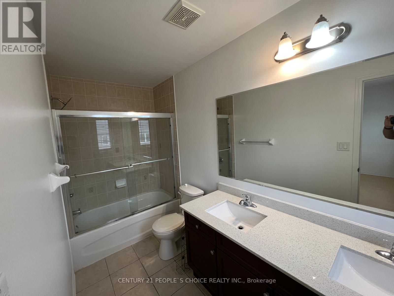 Photo 18 of 15 Lanternlight Lane, Brampton ON