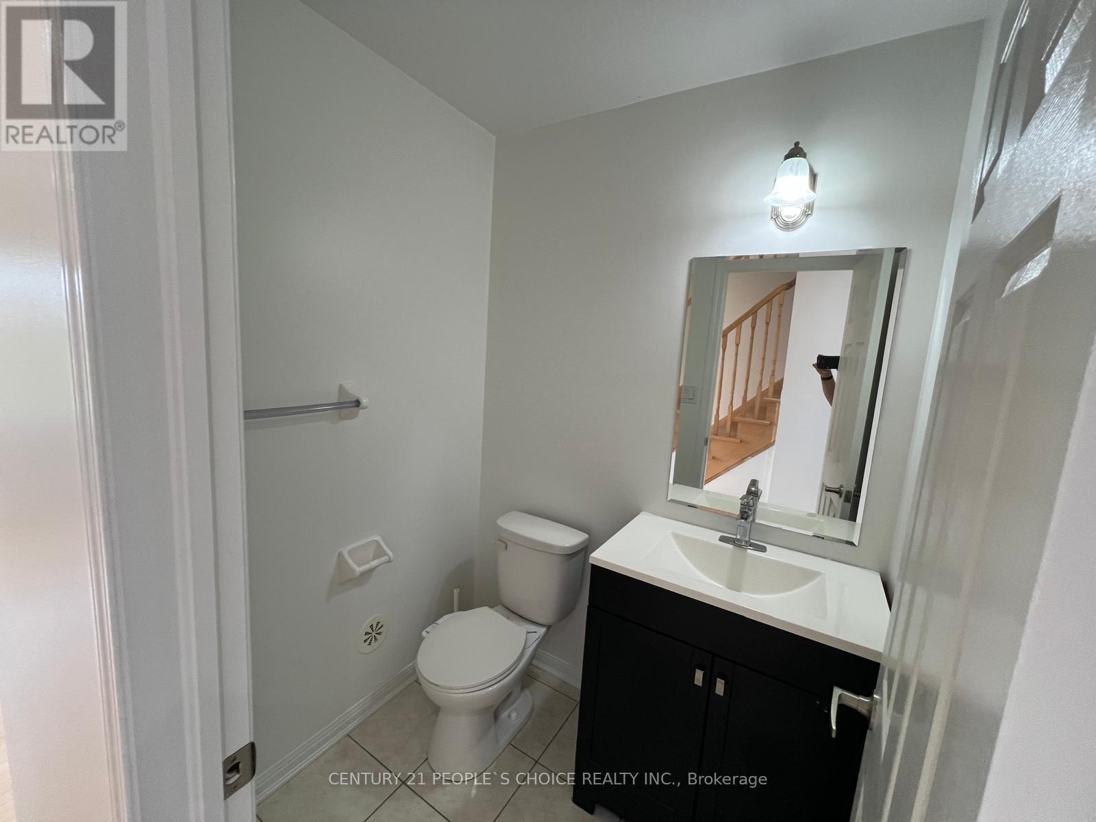 Photo 5 of 15 Lanternlight Lane, Brampton ON