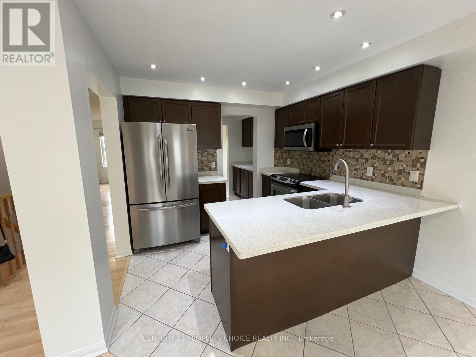Photo 9 of 15 Lanternlight Lane, Brampton ON