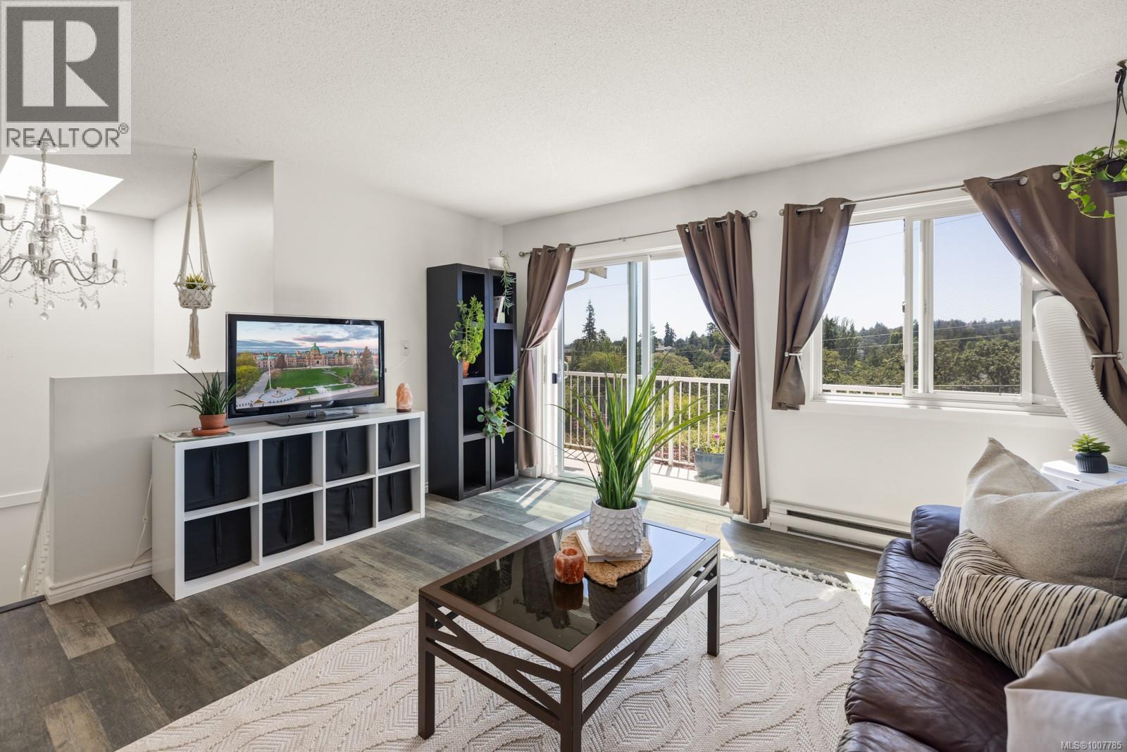Photo 24 of 1338 Prillaman Ave, Saanich BC