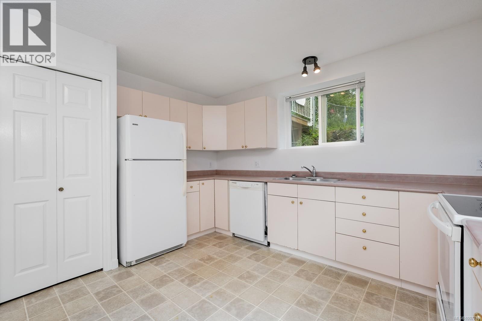 Photo 37 of 1338 Prillaman Ave, Saanich BC