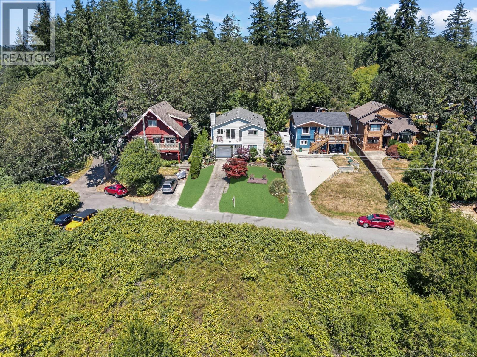 Photo 2 of 1338 Prillaman Ave, Saanich BC