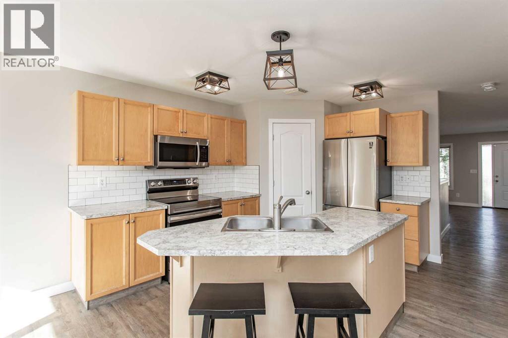 Photo 5 of 37 Wade Close, Red Deer AB