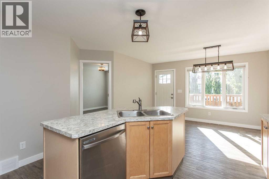 Photo 6 of 37 Wade Close, Red Deer AB