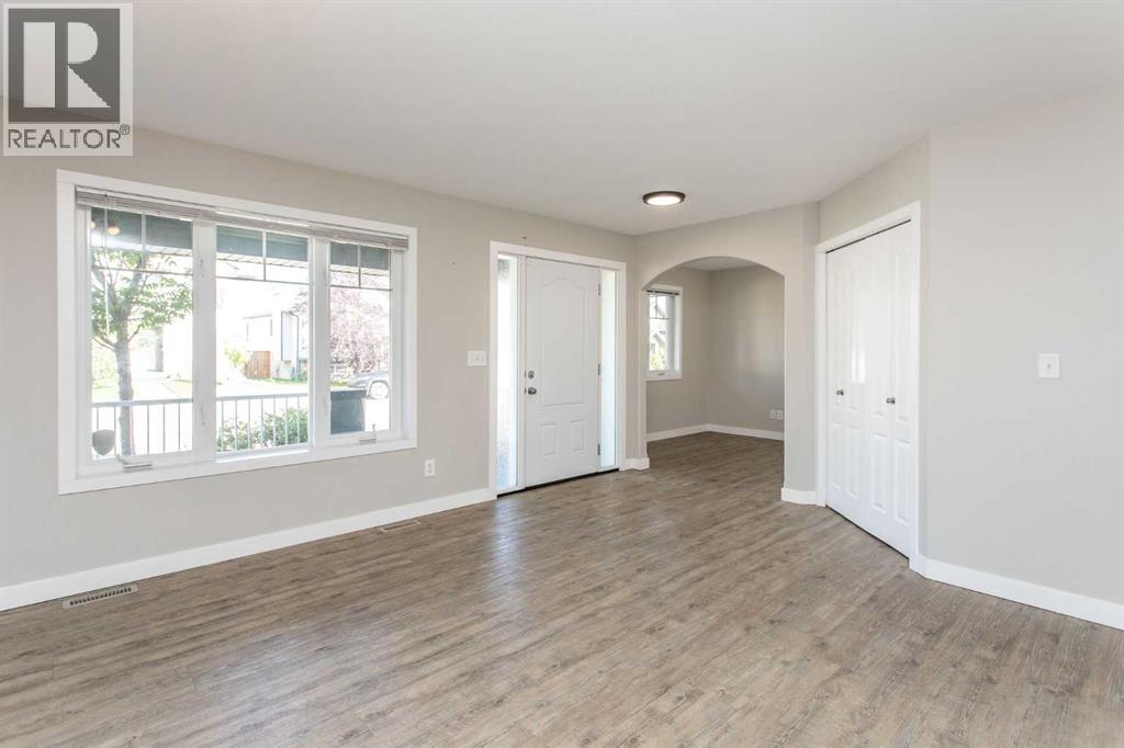 Photo 8 of 37 Wade Close, Red Deer AB