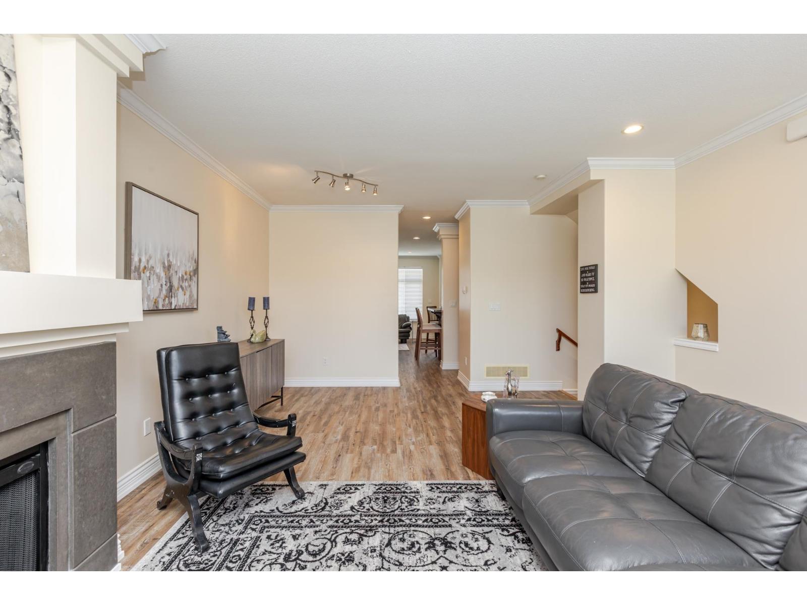 Photo 10 of 40 19330 69 Avenue, Surrey BC