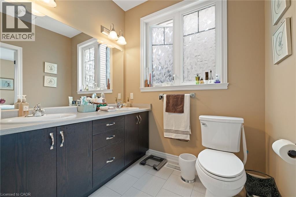 Photo 33 of 17 Manorwood Drive, Smithville ON