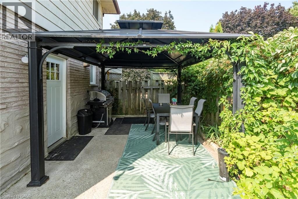 Photo 11 of 2 Lester Place, Cambridge ON