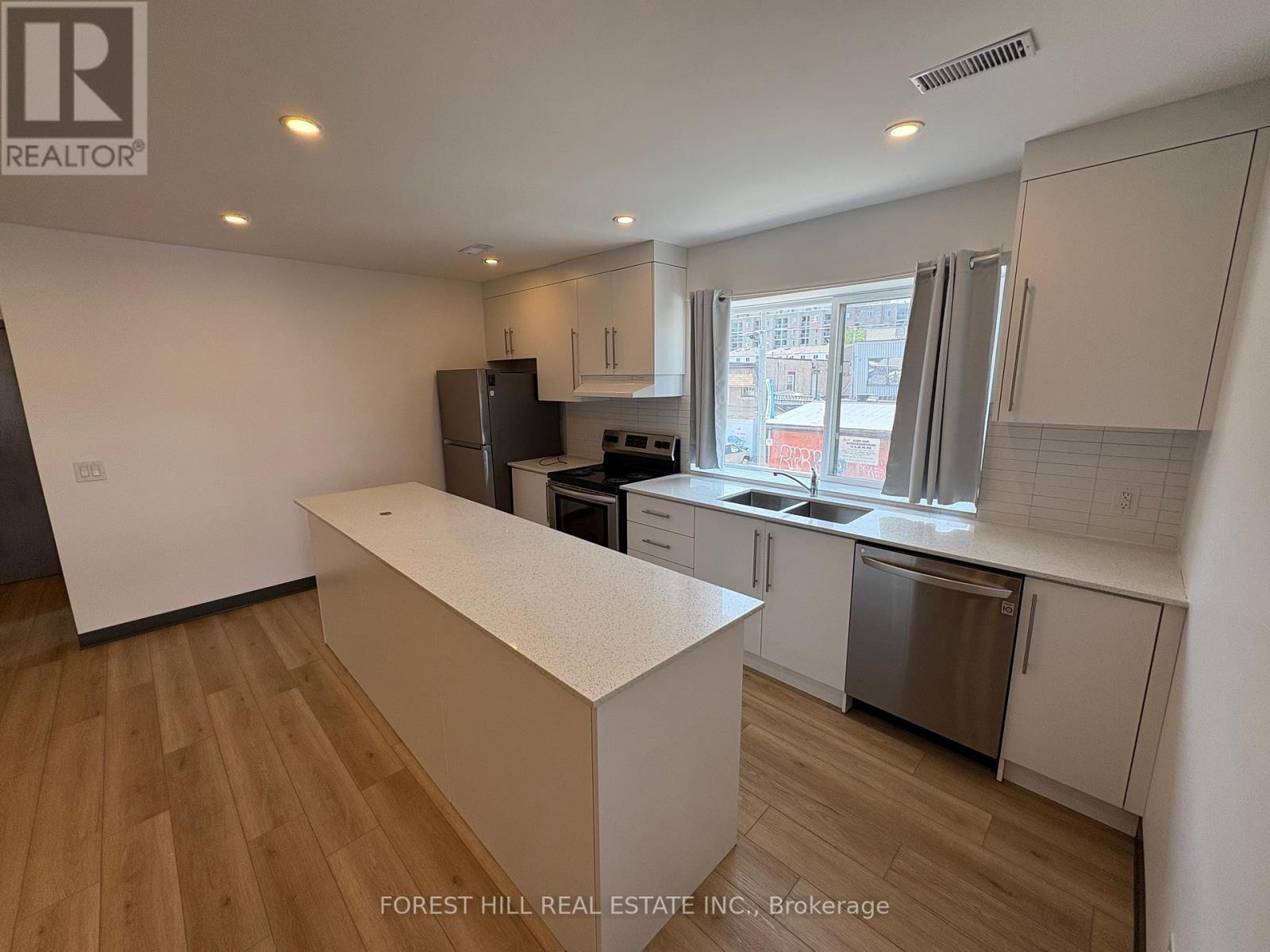 Photo 1 of 2 2879 Danforth Avenue, Toronto ON