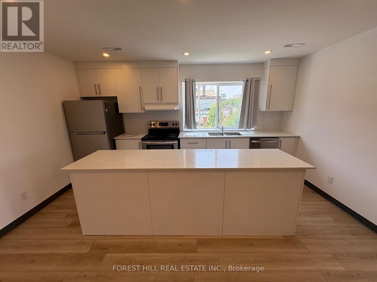 Photo 4 of 2 2879 Danforth Avenue, Toronto ON