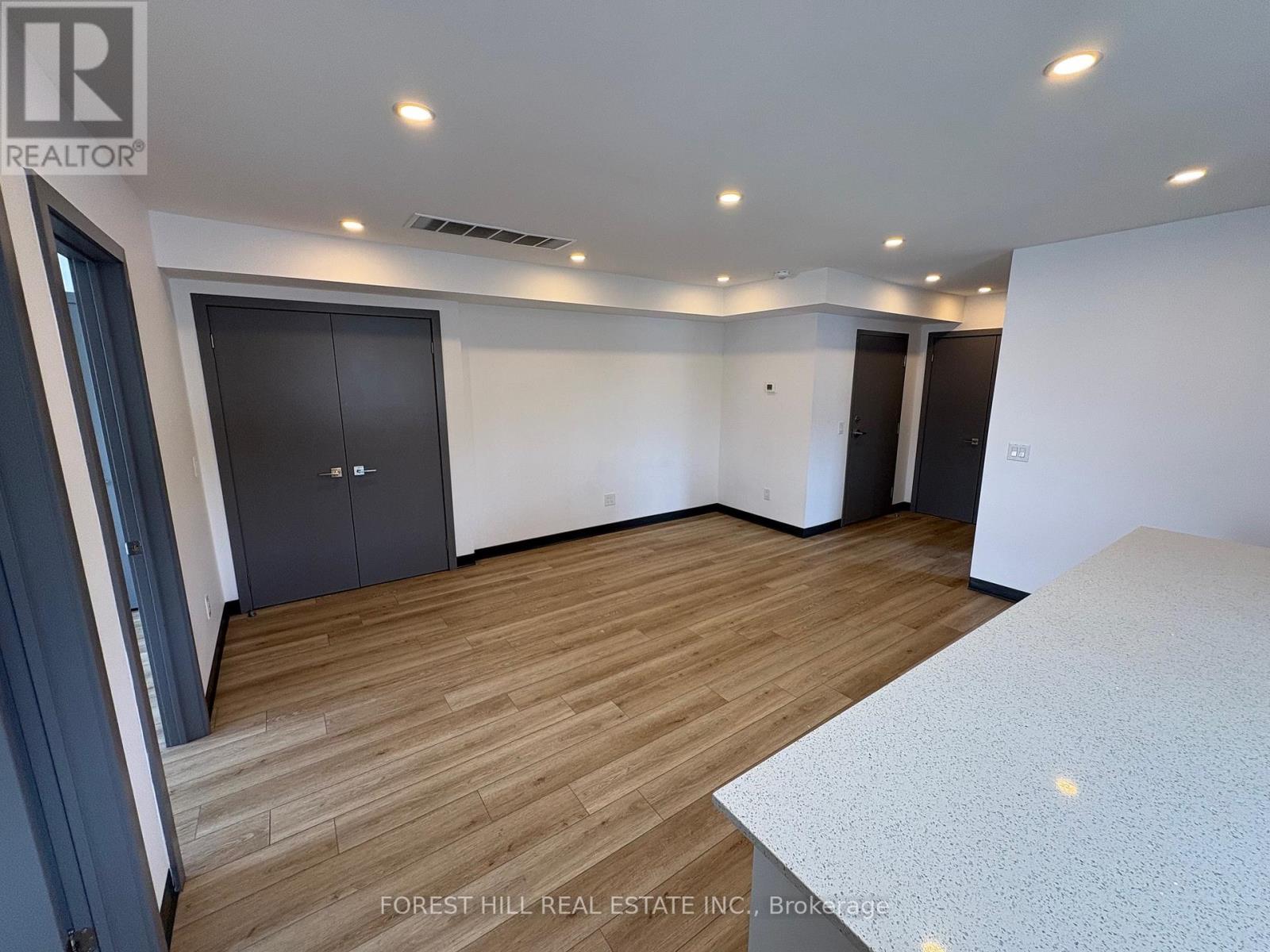Photo 6 of 2 2879 Danforth Avenue, Toronto ON