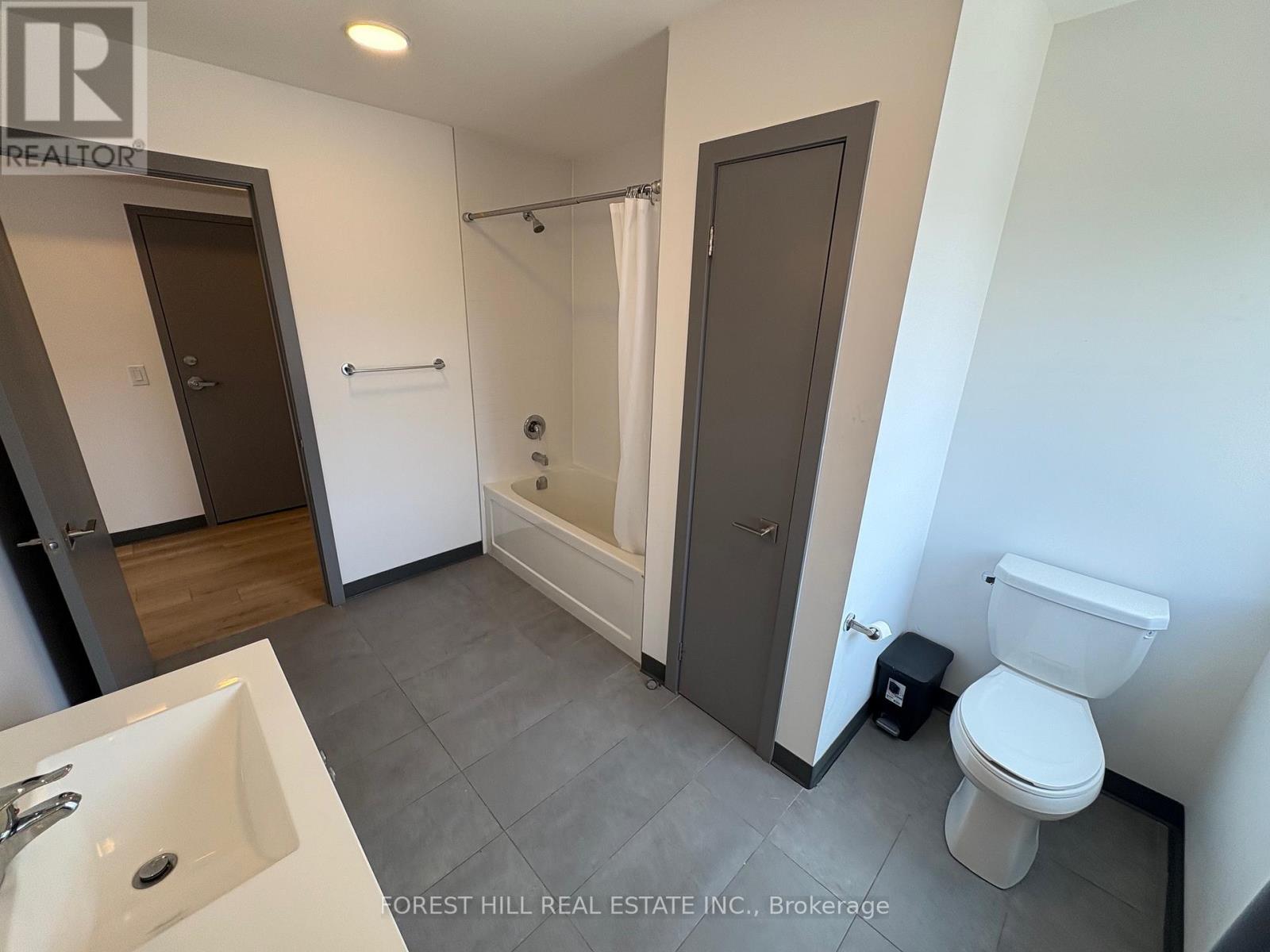 Photo 9 of 2 2879 Danforth Avenue, Toronto ON