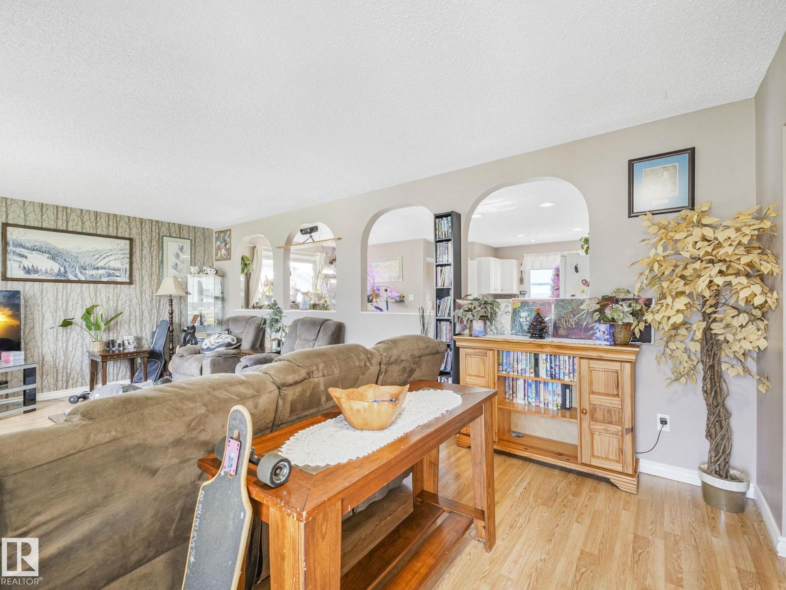 Photo 12 of 1912 Lakewood Rd S Nw, Edmonton AB