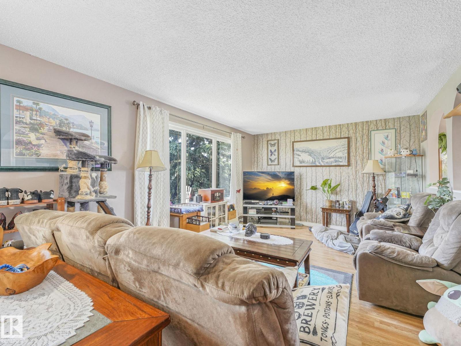 Photo 13 of 1912 Lakewood Rd S Nw, Edmonton AB