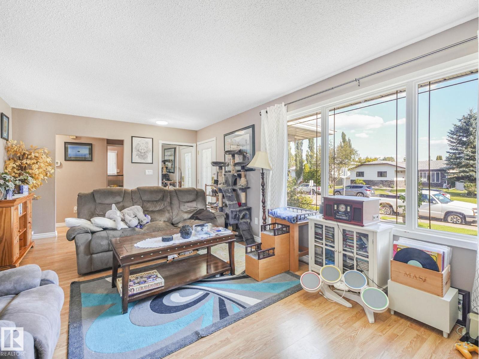 Photo 14 of 1912 Lakewood Rd S Nw, Edmonton AB