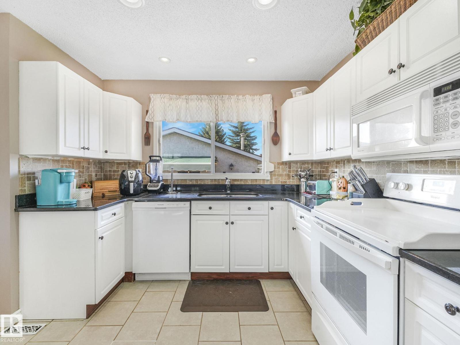 Photo 16 of 1912 Lakewood Rd S Nw, Edmonton AB