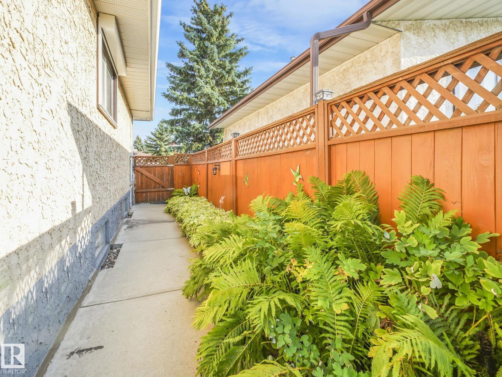 Photo 4 of 1912 Lakewood Rd S Nw, Edmonton AB