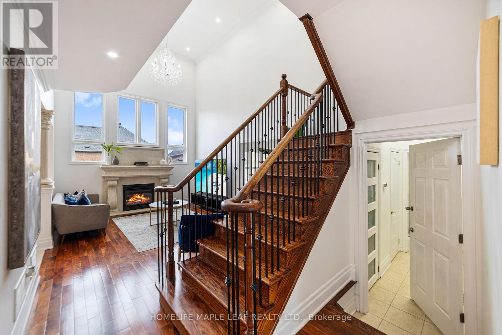 Photo 11 of 18 Regis Circle, Brampton ON