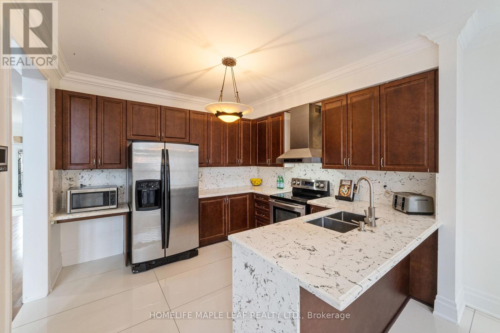 Photo 16 of 18 Regis Circle, Brampton ON