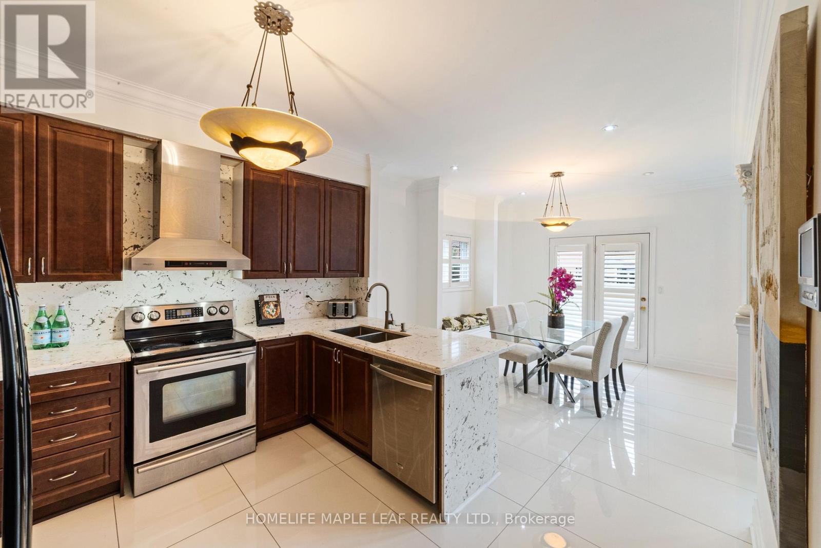 Photo 17 of 18 Regis Circle, Brampton ON