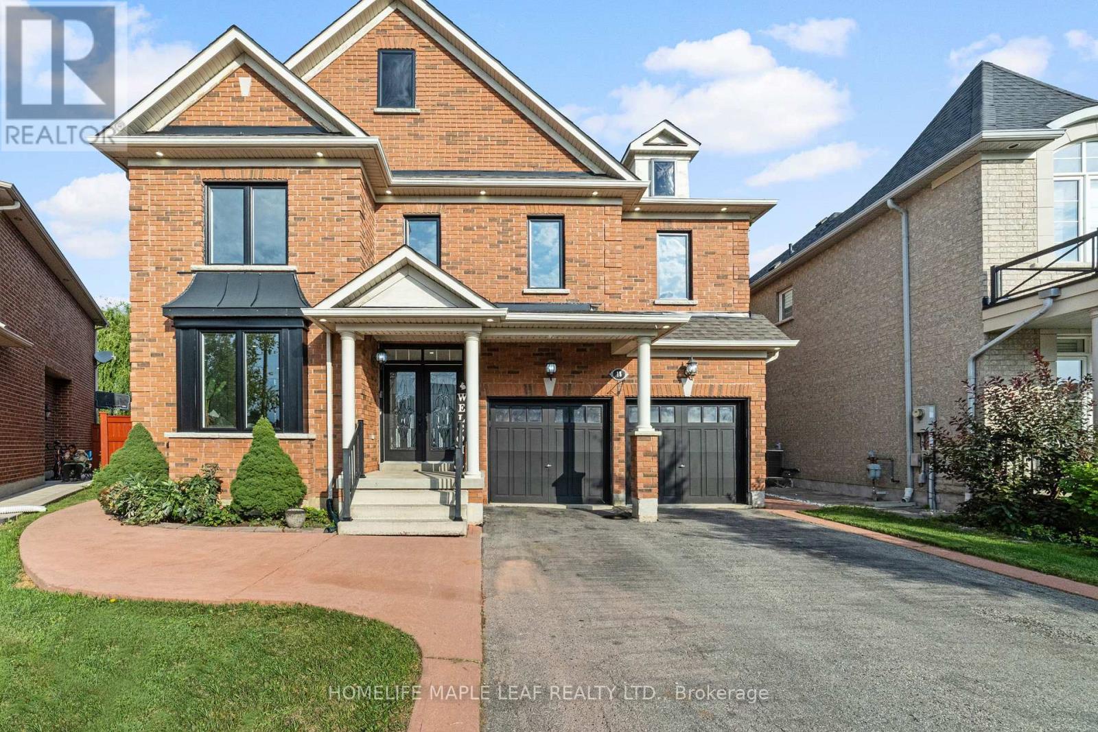 Photo 2 of 18 Regis Circle, Brampton ON