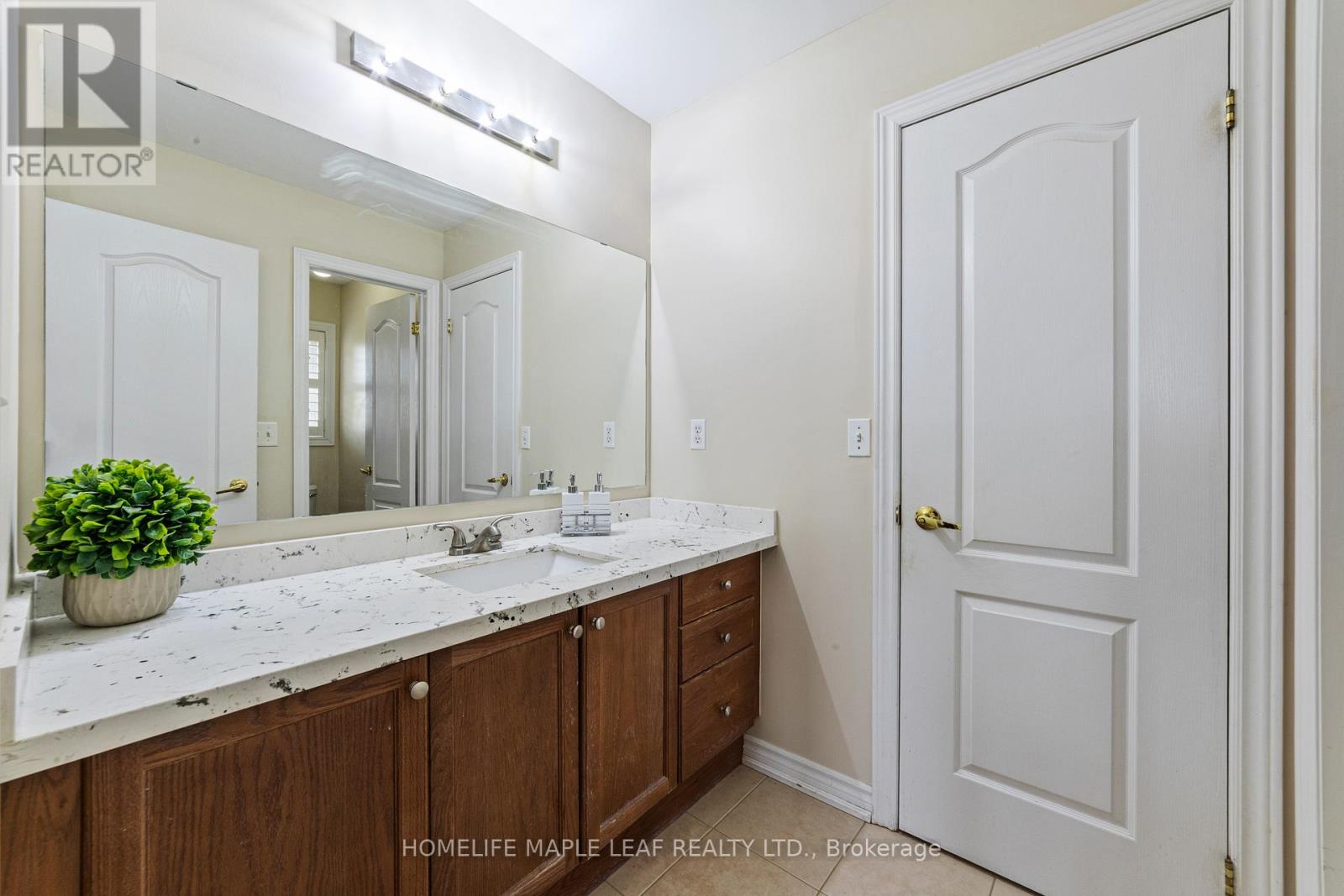 Photo 33 of 18 Regis Circle, Brampton ON