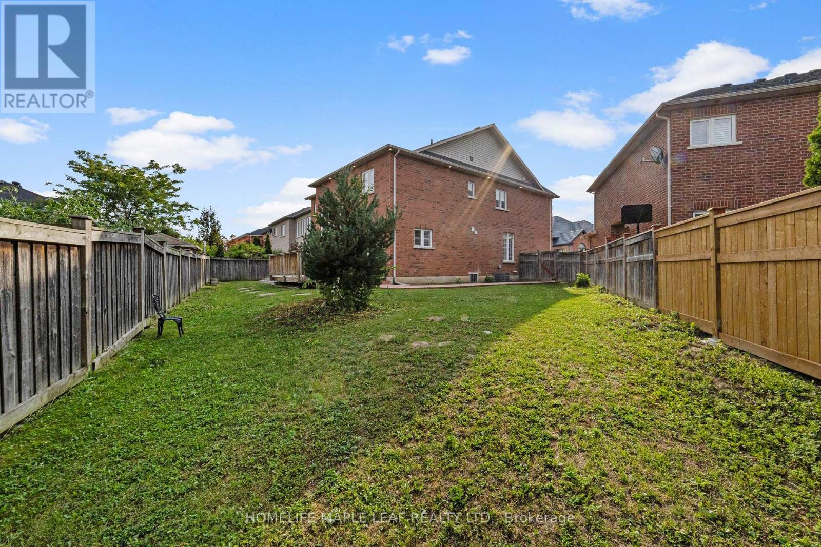 Photo 37 of 18 Regis Circle, Brampton ON