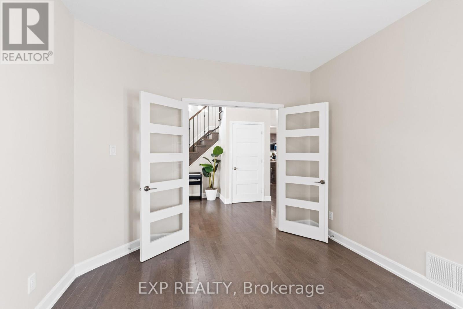 Photo 11 of 524 Lucent Street, Russell ON