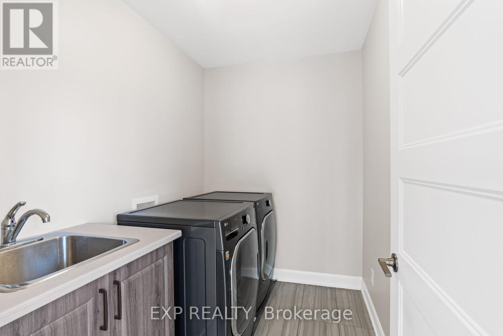 Photo 18 of 524 Lucent Street, Russell ON