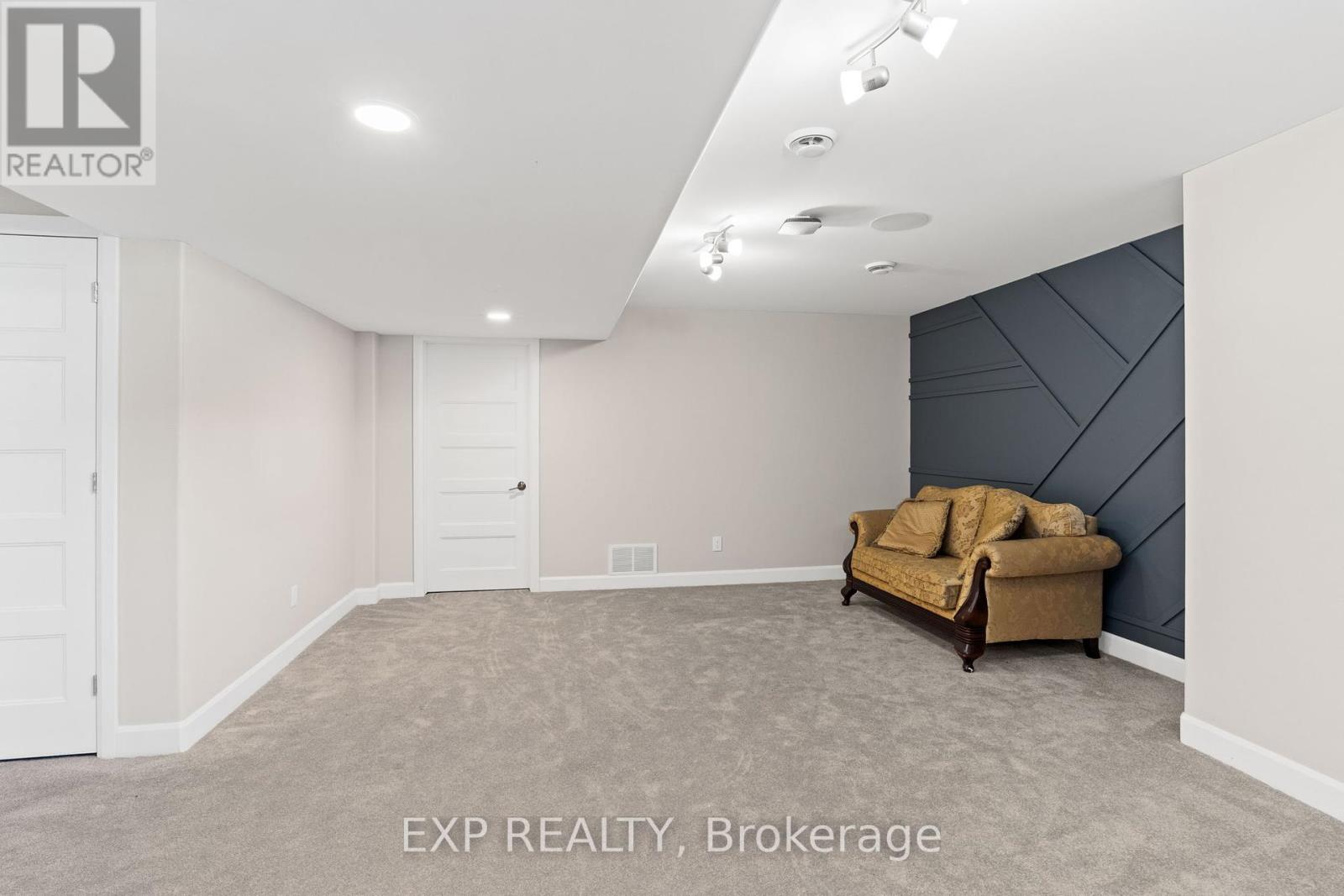Photo 23 of 524 Lucent Street, Russell ON