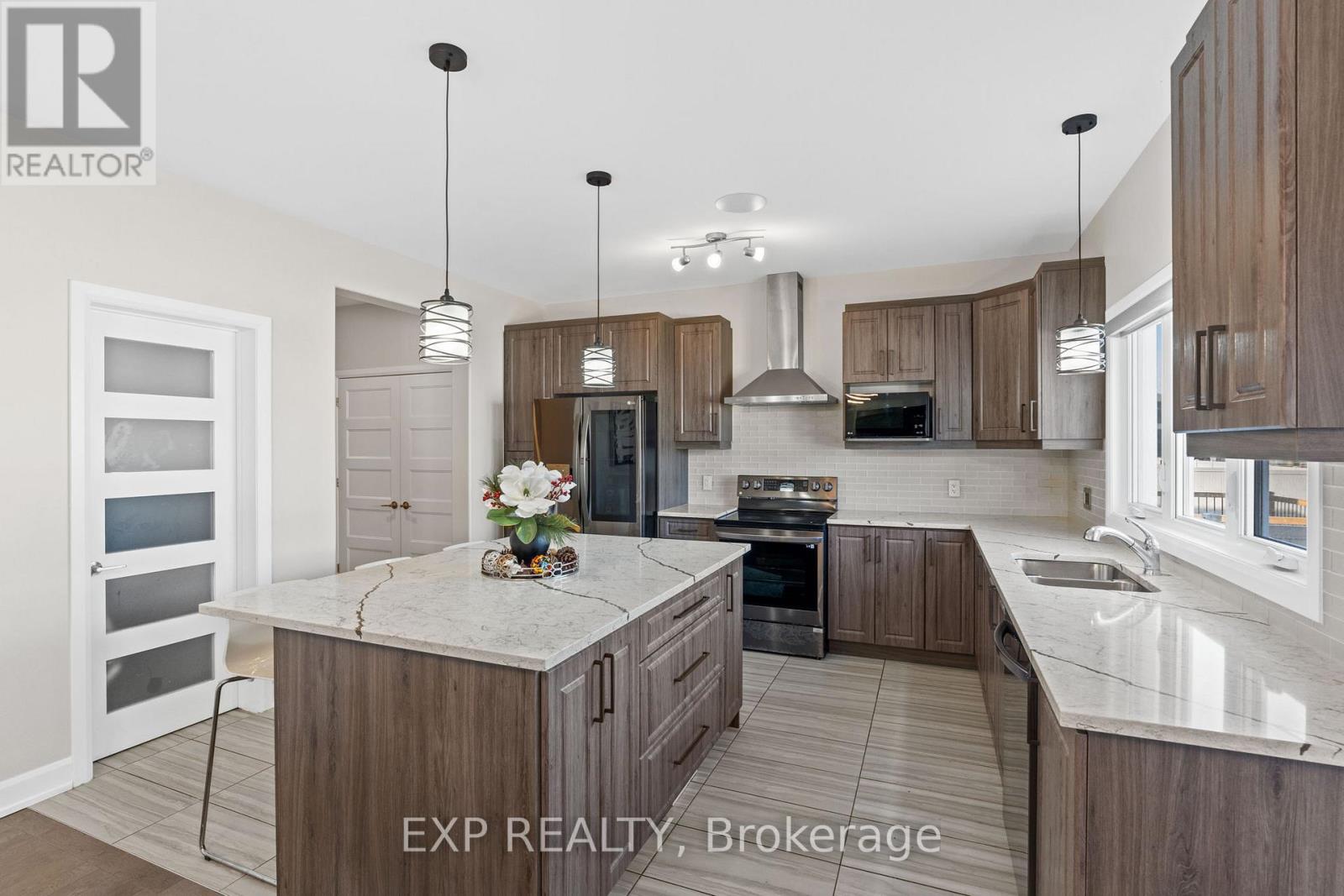 Photo 6 of 524 Lucent Street, Russell ON