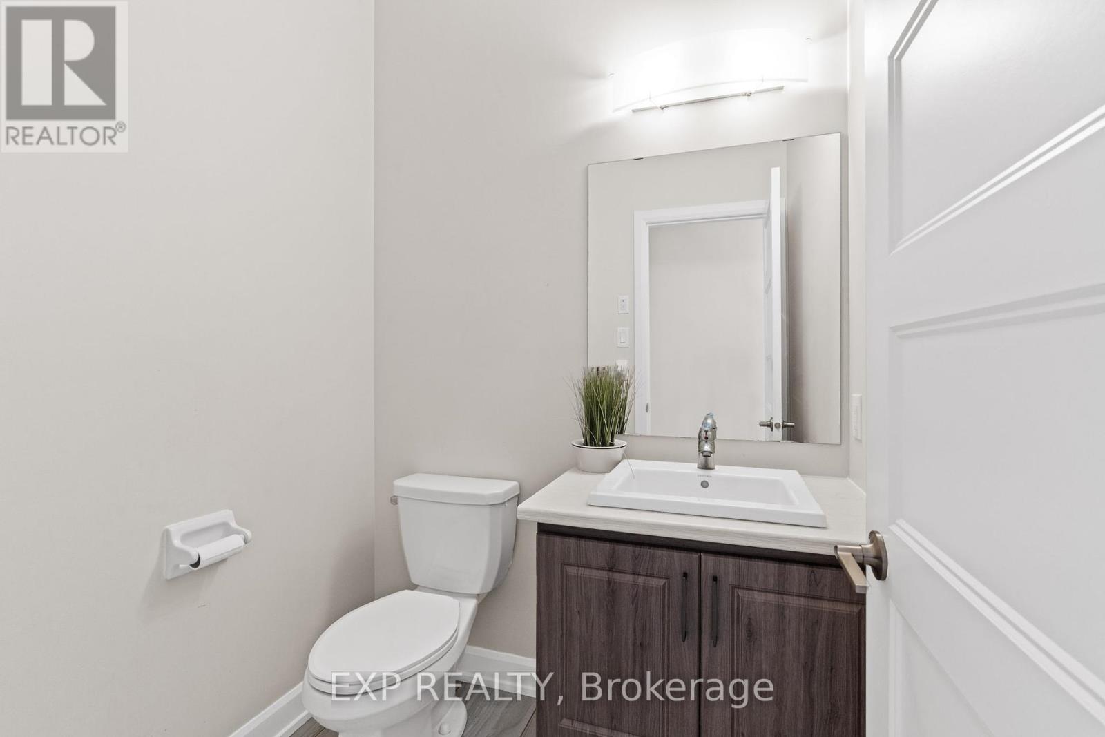 Photo 9 of 524 Lucent Street, Russell ON