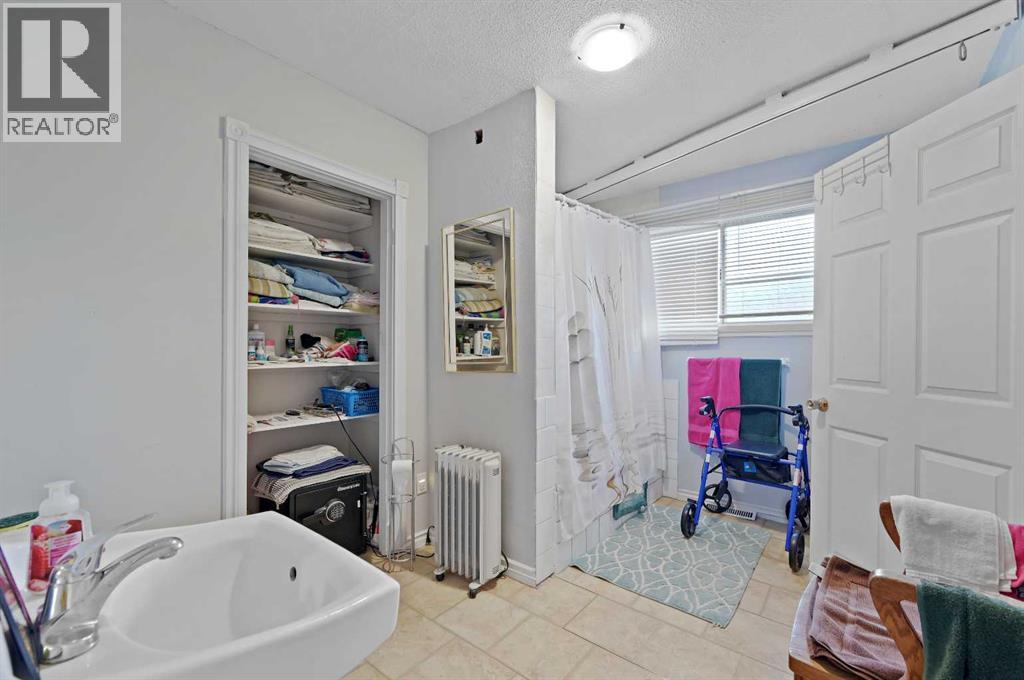 Single Family House for Sale in  Bowness Road NW Bowness Calgary 
