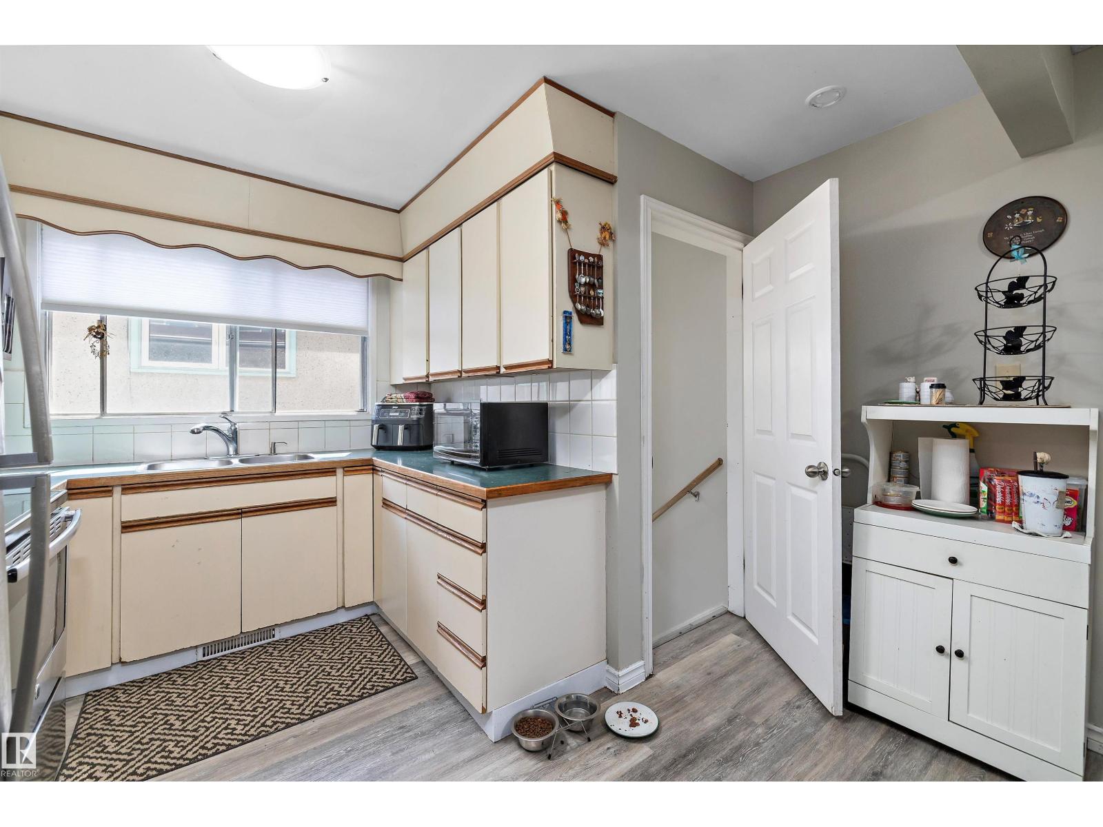 Photo 9 of 11911 11913 123 St Nw, Edmonton AB