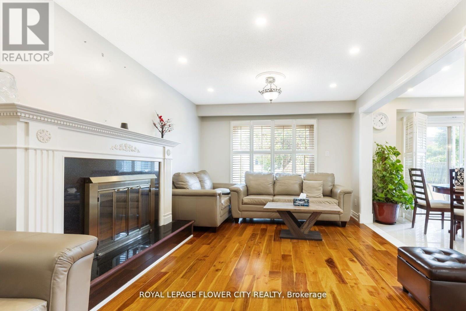 Photo 12 of 15 Thistle Ridge Drive E, Vaughan ON