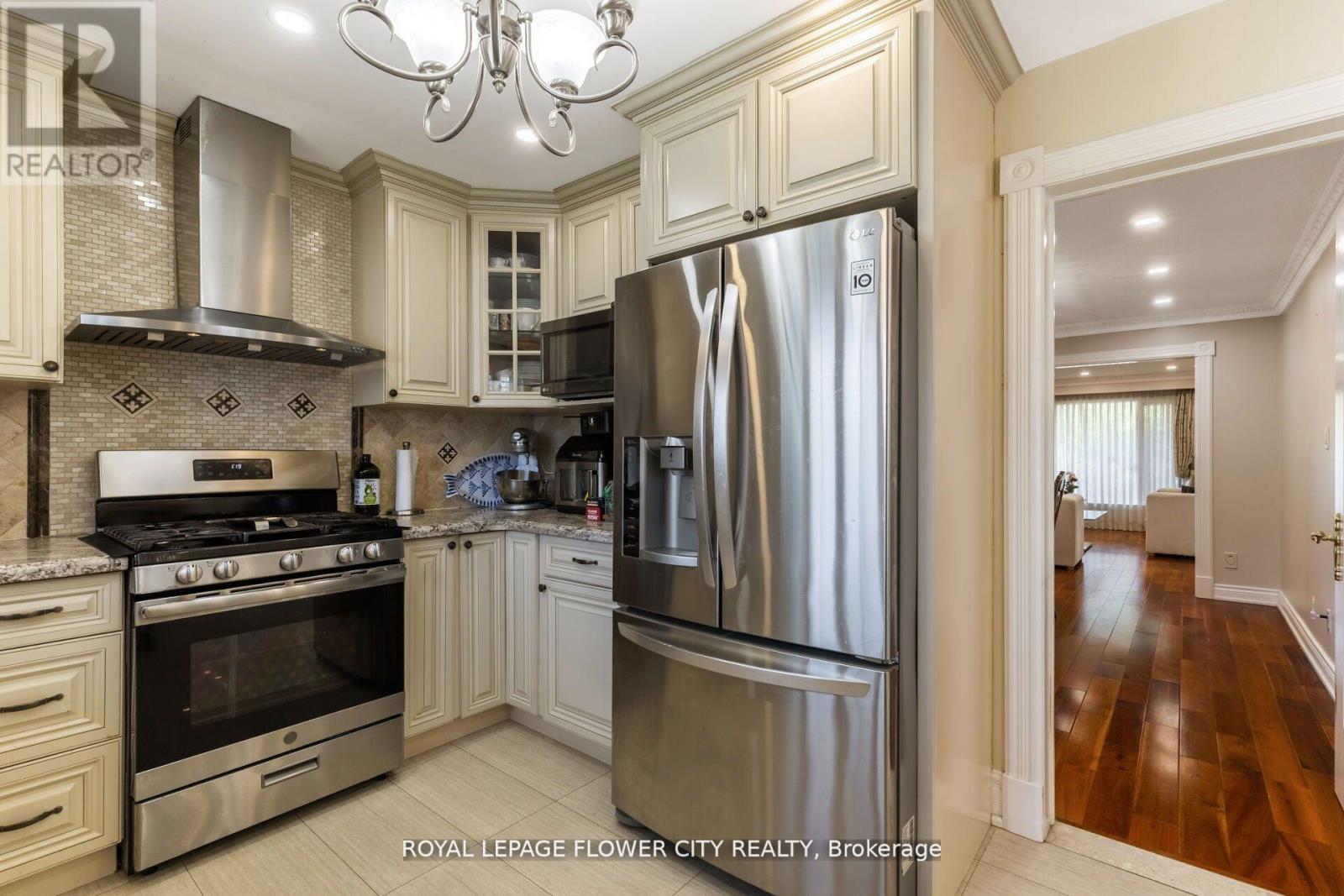 Photo 17 of 15 Thistle Ridge Drive E, Vaughan ON
