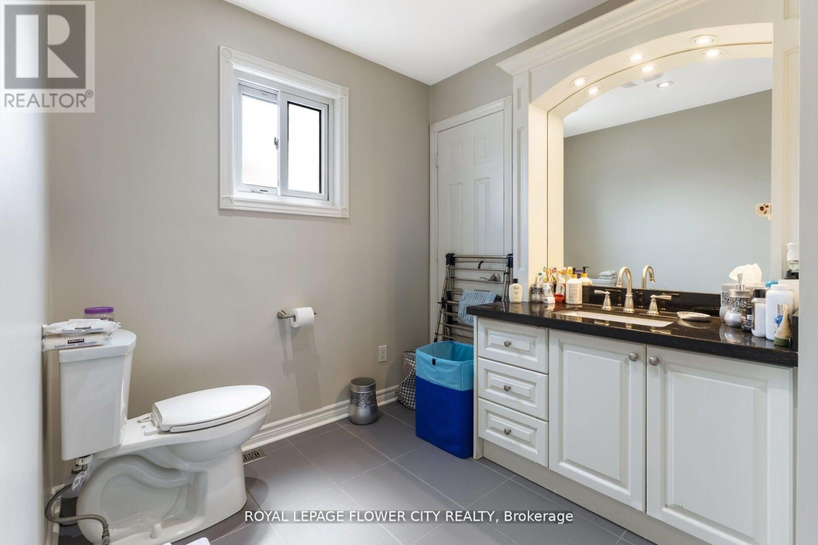Photo 24 of 15 Thistle Ridge Drive E, Vaughan ON