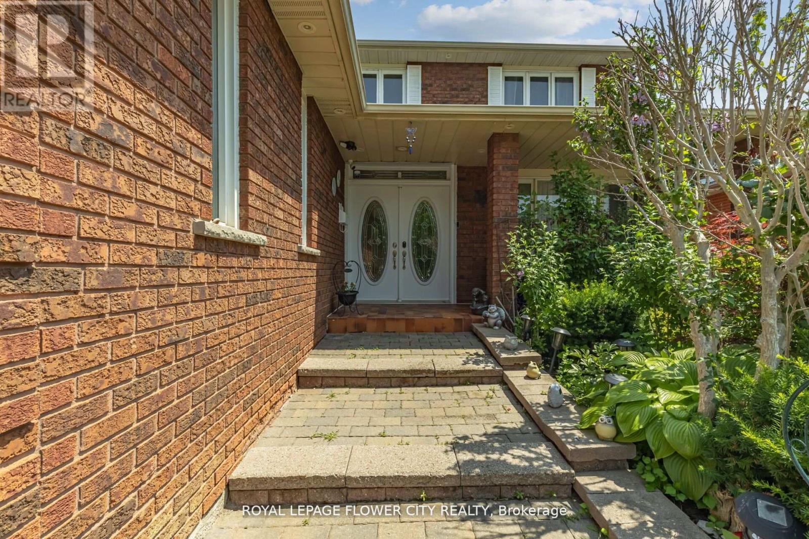 Photo 3 of 15 Thistle Ridge Drive E, Vaughan ON
