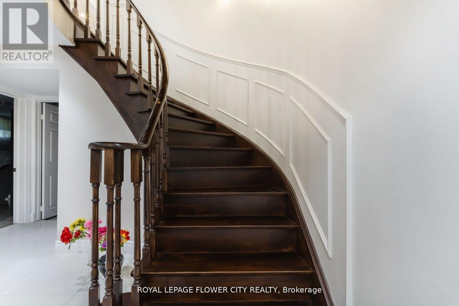 Photo 32 of 15 Thistle Ridge Drive E, Vaughan ON