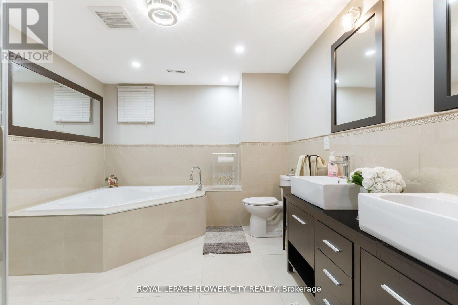 Photo 38 of 15 Thistle Ridge Drive E, Vaughan ON