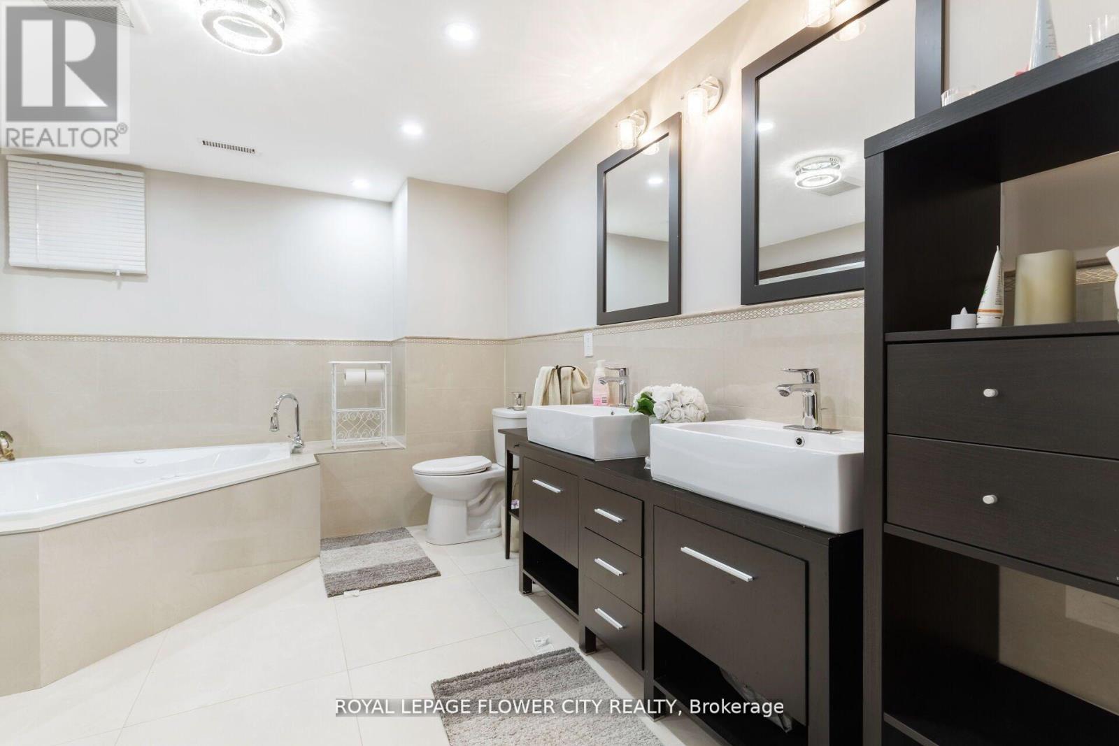 Photo 39 of 15 Thistle Ridge Drive E, Vaughan ON