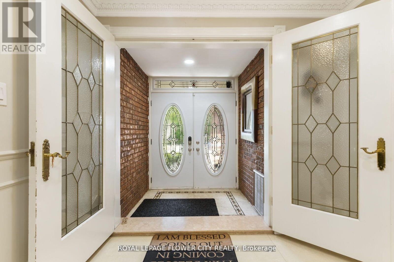 Photo 4 of 15 Thistle Ridge Drive E, Vaughan ON