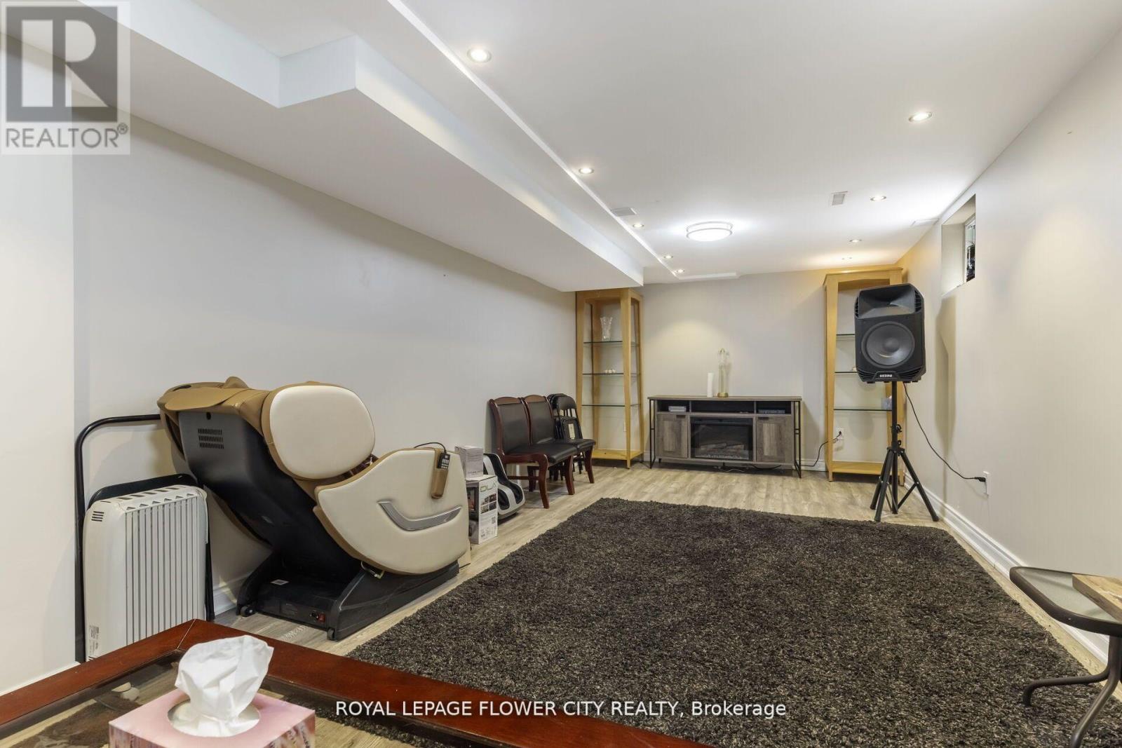 Photo 40 of 15 Thistle Ridge Drive E, Vaughan ON