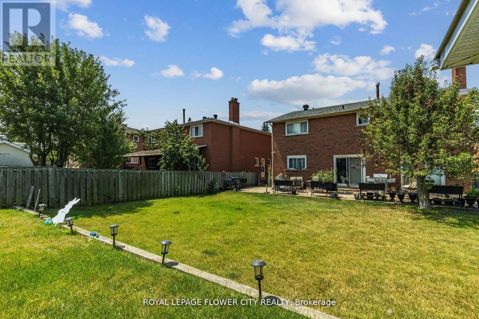Photo 43 of 15 Thistle Ridge Drive E, Vaughan ON