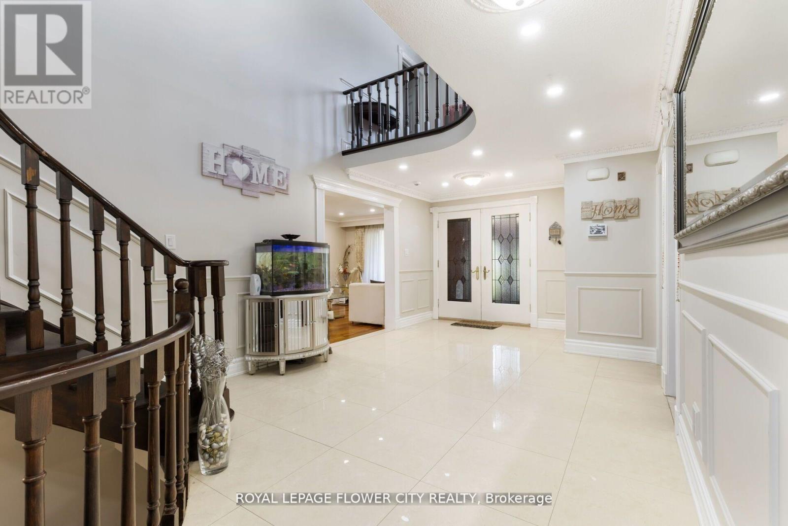 Photo 5 of 15 Thistle Ridge Drive E, Vaughan ON