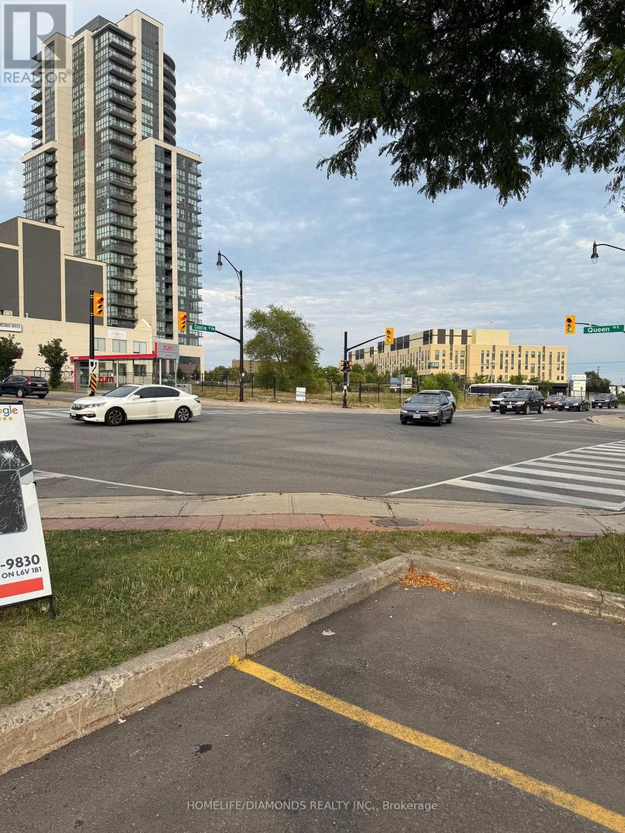 Photo 4 of 4 130 Queen Street E, Brampton ON