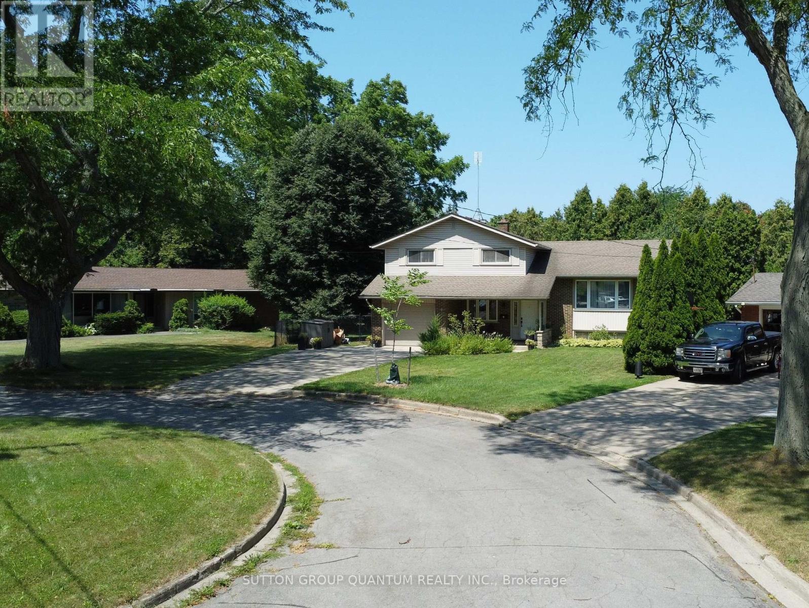 Photo 1 of 3 Colonial Court, St Catharines ON