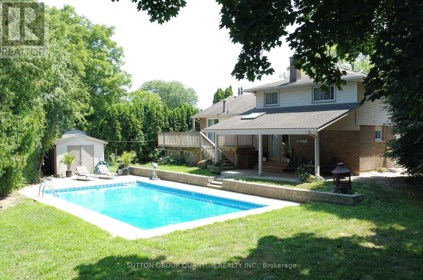 Photo 2 of 3 Colonial Court, St Catharines ON