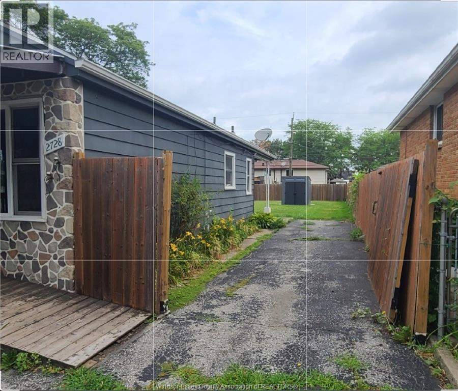 Photo 3 of 2728 Lloyd George Boulevard, Windsor ON