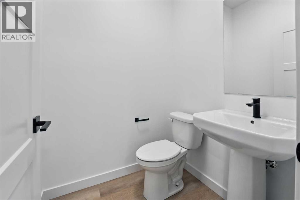 Single Family House for Sale in  Earl Close Evergreen Red Deer 
